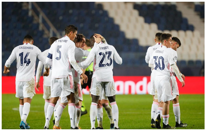 关于卫冕冠军沙尔克战胜劲敌，继续领跑积分榜的信息