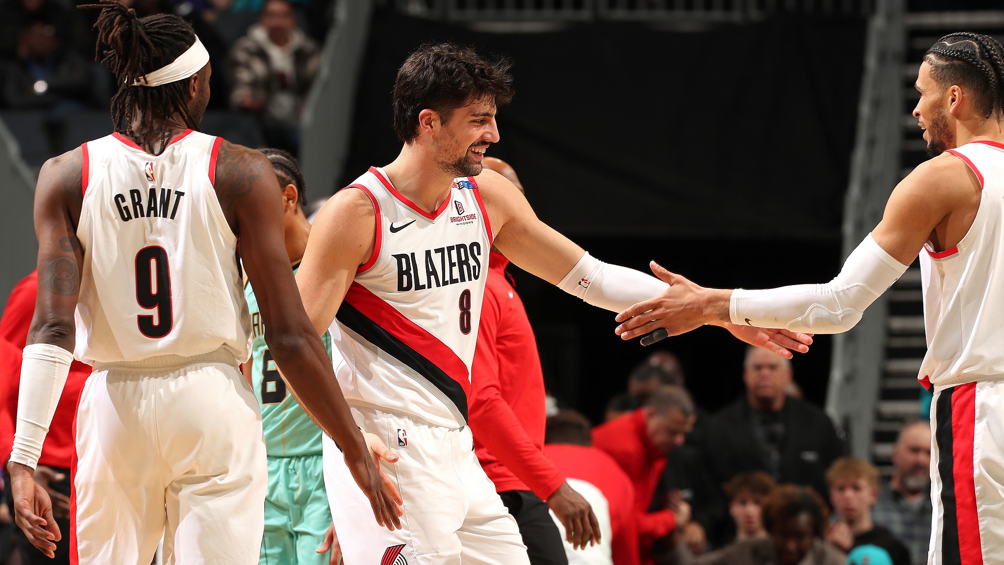 黄蜂客场逆转开拓者，夺得宝贵一胜的简单介绍