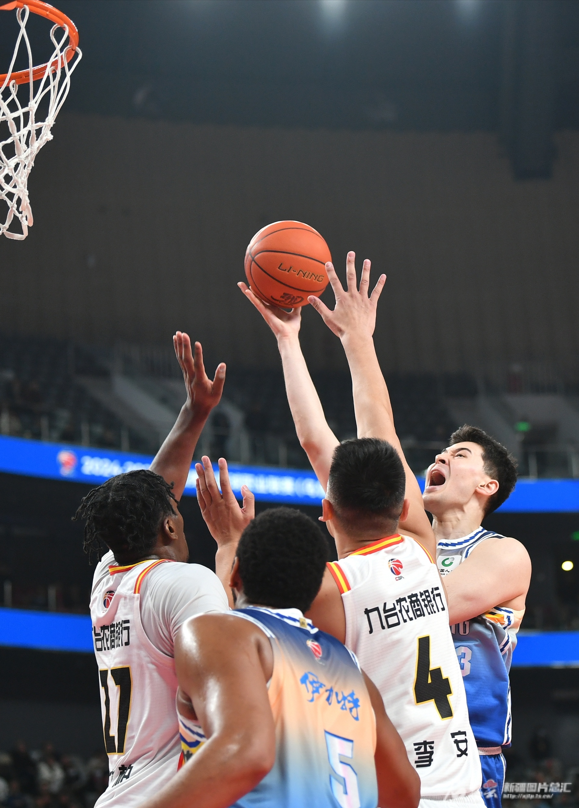 od体育入口-新疆男篮队全队表现抢眼，完美获胜