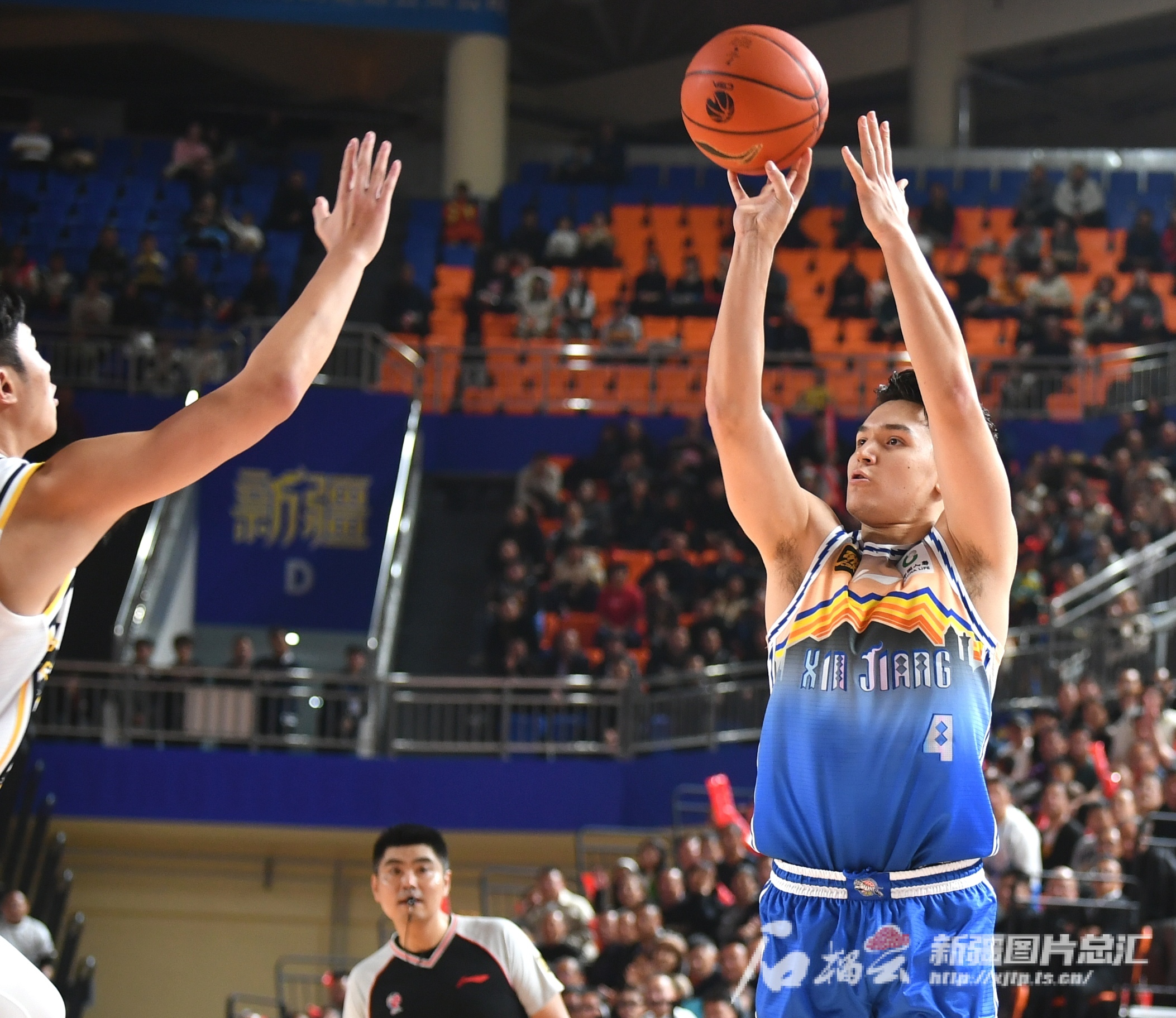 新疆男篮队全队表现抢眼，完美获胜