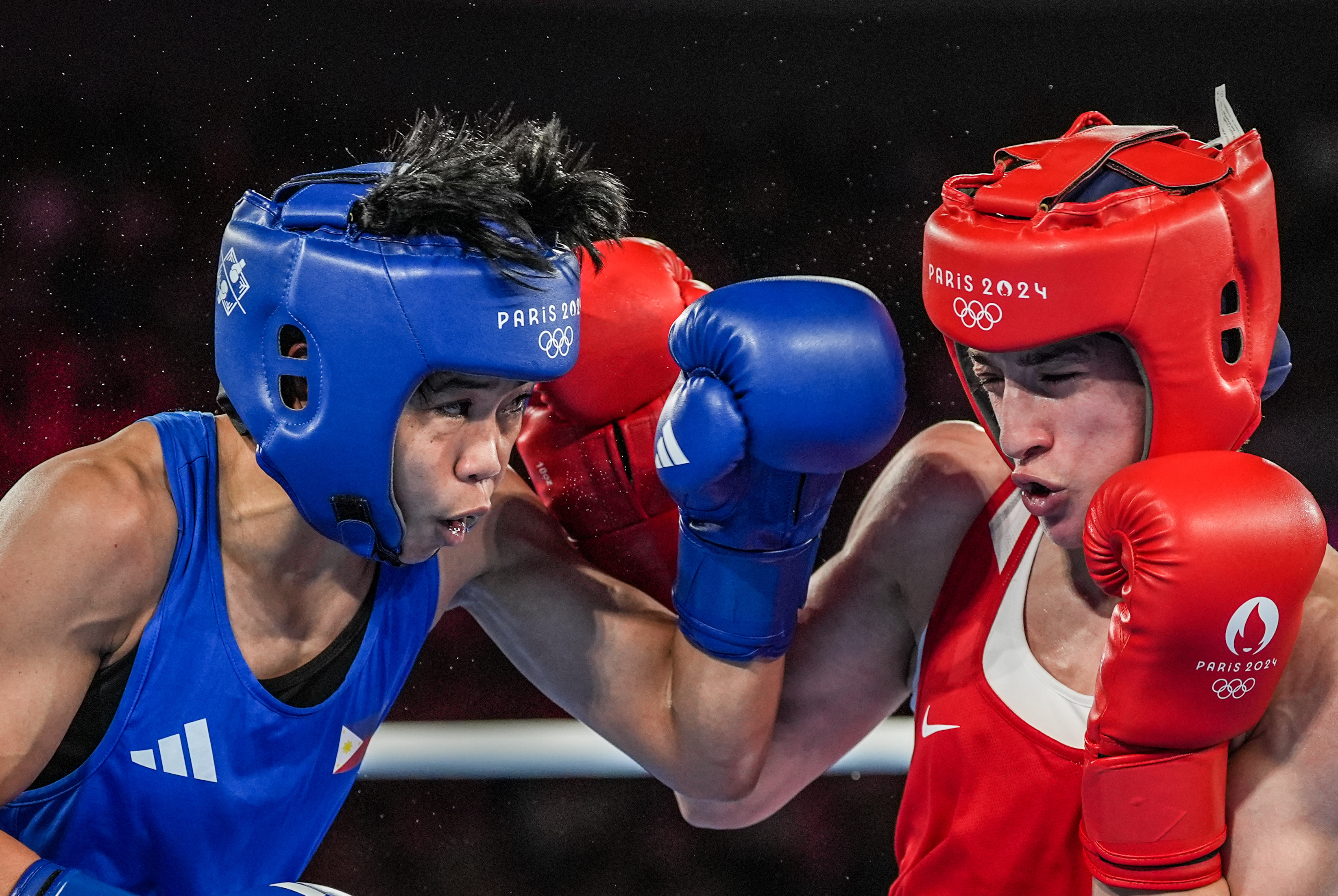 巴西运动员在拳击赛场上勇夺冠军 巴西运动员在拳击赛场上勇夺冠军