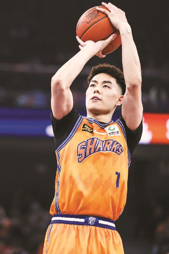 江苏男篮战胜上海队，夺得胜利