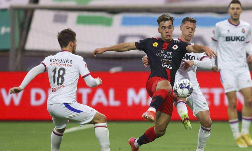 阿贾克斯大比分获胜,轻松突围晋级 阿贾克斯大比分获胜,轻松突围晋级