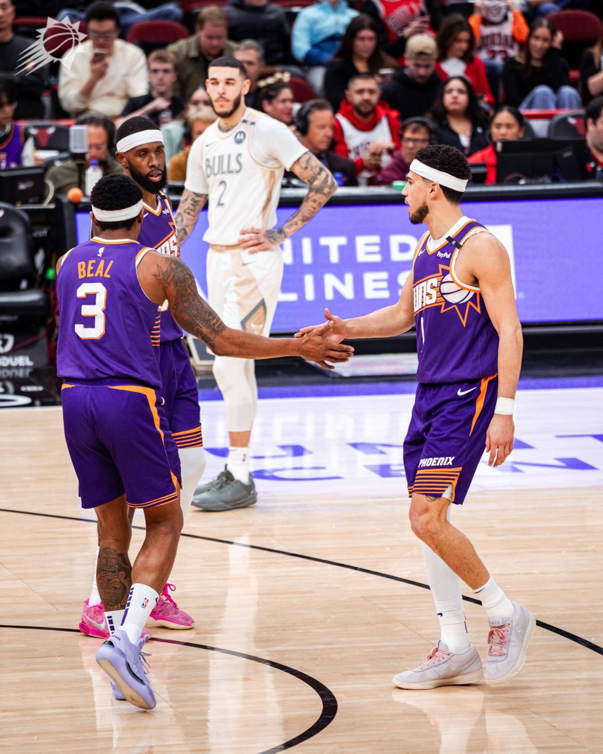 太阳险胜掘金，布克砍下关键一投带队获胜的简单介绍